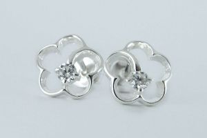 Virág körvonalú ezüst fülbevaló kővel - Ezüst fülbevaló